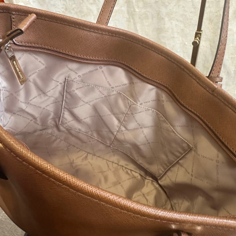 Michael Kors Jet Set Medium Travel Tote Bag Brown Saffiano Leather Zip Top - Picture 11 of 11